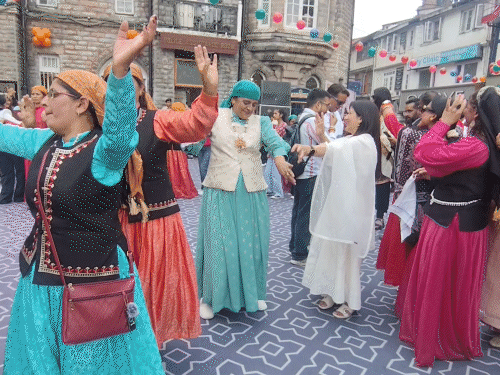 समर फेस्टिवल के दौरान डांस करते हुए महिलाएं।