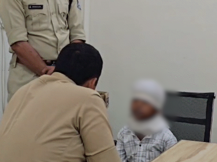 बच्चे ने एसपी को बताया कि उसके पिता उसकी मां के साथ मारपीट करते हैं.