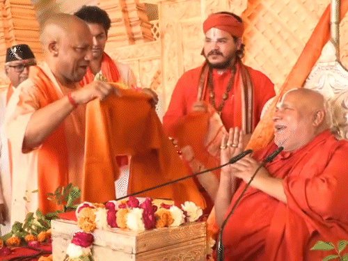 सीएम ने जगद्गुरु रामभद्राचार्य को शॉल ओढ़ाया।