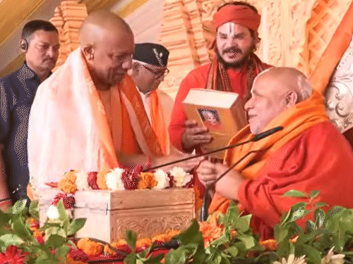 जगद्गुरु ने पोटली से कुछ निकालकर सीएम को भेंट दिया।