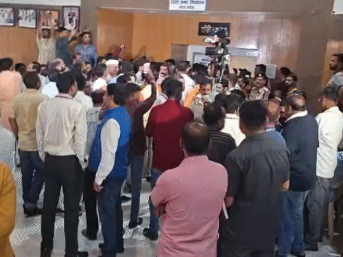 नामांकन अर्जांच्या छाननीदरम्यान विधानसभा परिसरात दोन्ही पक्षांच्या नेत्यांमध्ये तीव्र बाचाबाची आणि गोंधळाची परिस्थिती निर्माण झाली.