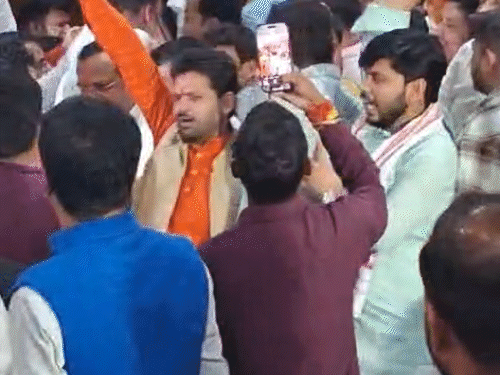 घोषणाबाजी आणि गोंधळादरम्यान काँग्रेस आमदारांनी रिटर्निंग ऑफिसरच्या खोलीत घुसण्याचा प्रयत्न केला, ज्याला पोलीस आणि विधानसभेच्या सुरक्षा कर्मचाऱ्यांनी रोखले.