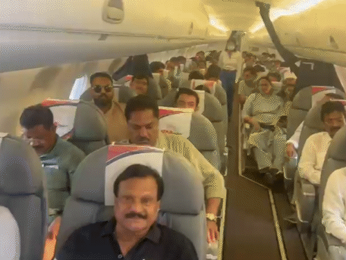 38 काँग्रेस आमदारांना घेऊन बेंगळुरूला जाणारे विमान धावपट्टीवरून परत आले.
