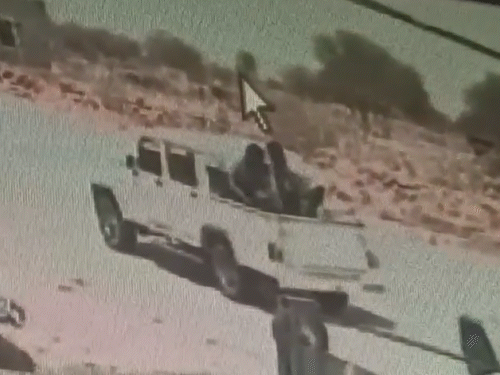तस्वीर, मंगलवार दोपहर की है। CCTV में आरोपी महावीर को बोलेरो कैंपर से फेंक कर भागते नजर आ रहे हैं।