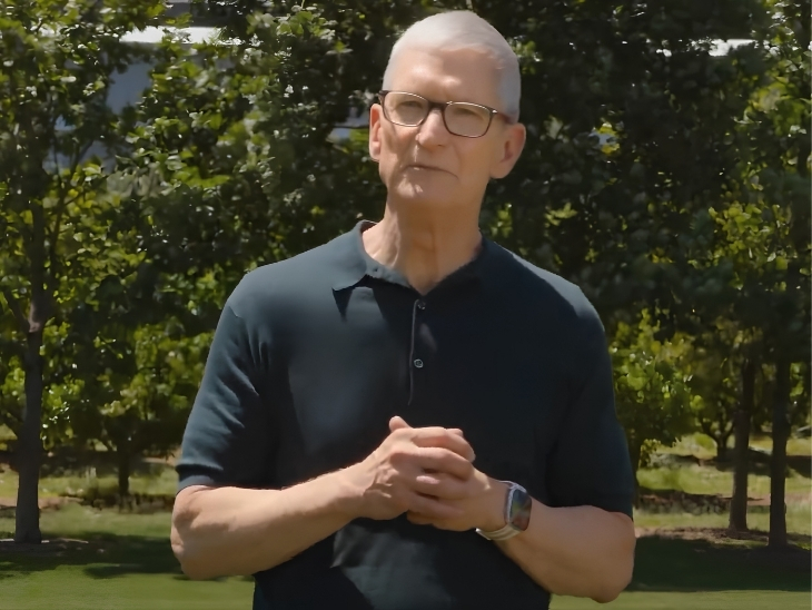 This event is the last for Apple CEO Tim Cook, as he is handing over his responsibility to John Ternes, Senior Vice President of Hardware Engineering, from September 1.