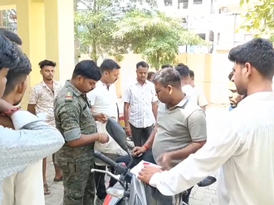 घटना की खबर मिलते ही परिजन भी घटनास्थल और अस्पताल पहुंचे, जहां उनका रो-रोकर बुरा हाल था।