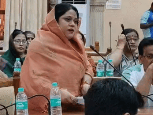 ग्वालियर नगर निगम परिषद की बैठक के दौरान सदस्य।
