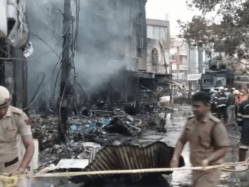 शाम साढ़े 6 बजे: दुकानों में आग पर कुछ हद तक काबू पाया गया। हालांकि, धुआं निकल रहा था।
