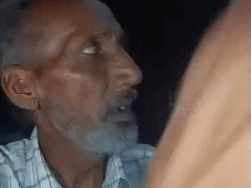 अपनी समस्या बताते हुए बुजुर्ग।