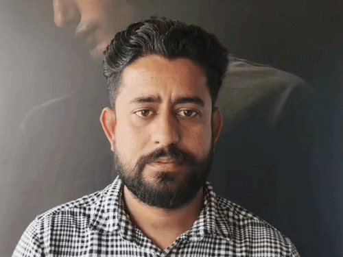मामले की जानकारी देते हुए शॉप मालिक करण।