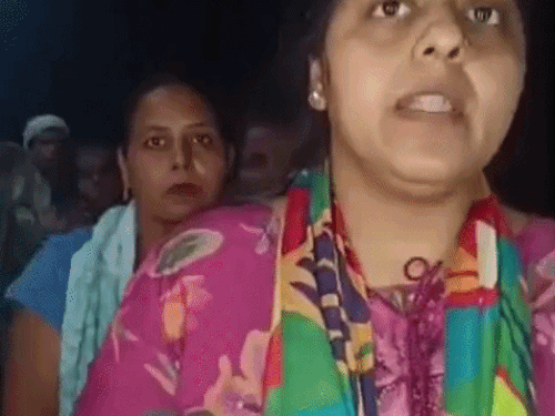 मामले की जानकारी देते हुए महिला।
