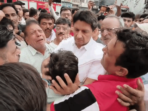 शाम साढ़े 5 बजे: दीपेंद्र हुड्‌डा से बात करते हुए दुकानदार रोने लग गए। दीपेंद्र ने दुकानदार को गले लगा लिया।