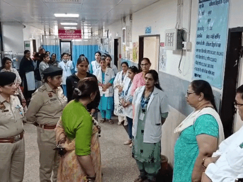 सीनियर नर्सिंग ऑफिसर अनिता को फटकार लगातीं महिला आयोग की चेयरपर्सन रेणु भाटिया।