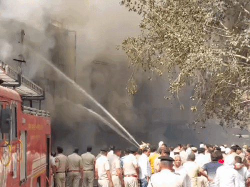 दोपहर 2 बजे: फायर ब्रिगेड ने आग पर काबू पाने की कोशिश की। पुलिस फोर्स भी मौके पर तैनात की गई।