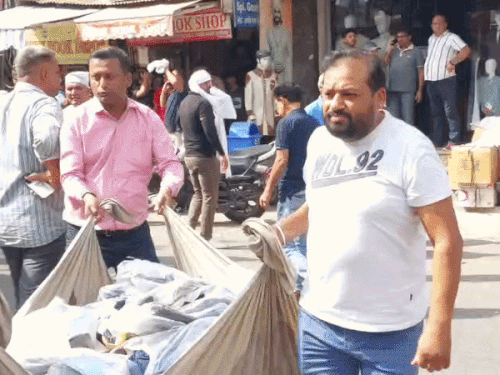 दोपहर साढ़े 3 बजे: कपड़ा दुकानदारों ने अपना सामान दूसरी जगह शिफ्ट करना शुरू कर दिया।