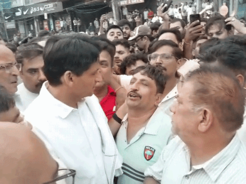 आग लगने के बाद शाम को मौके पर सांसद दीपेंद्र हुड्‌डा पहुंचे थे। यहां सौरभ के पिता सोमनाथ ने उन्हें कहा था कि पुलिस वाले मुझे अंदर नहीं जाने दे रहे।