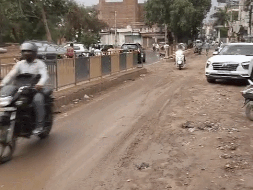 रेलवे फाटक के पास सड़क उखाड़ने के बाद खस्ता हालात