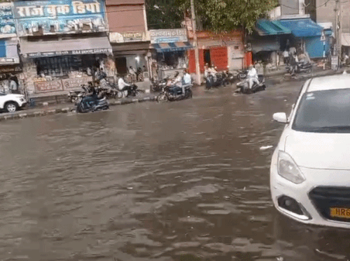 महेंद्रगढ़ में रेलवे रोड पर हुआ जलभराव।