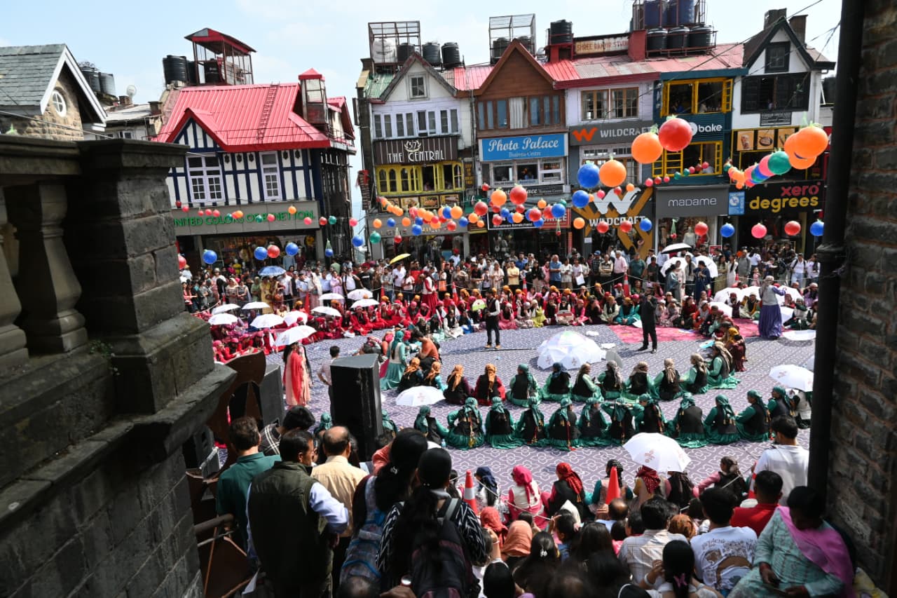 समर फेस्टिवल के दौरान महानाटी डालते हुए महिलाएं।