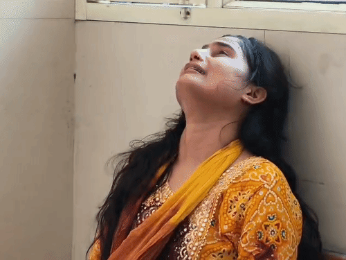 शिवकुमार की मौत के बाद पत्नी आकांक्षा का रोते-रोते बेसुध हो जा रही हैं।