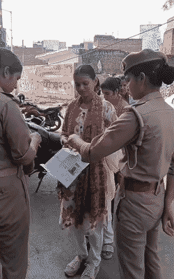 कानपुर में महिला अभ्यर्थियों के प्रवेश पत्र और आधार कार्ड चेक किए गए।
