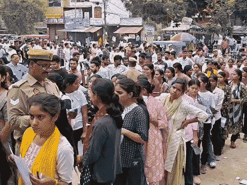 प्रतापगढ़ में चेकिंग के बाद ही अभ्यर्थियों को परीक्षा केंद्रों के अंदर एंट्री मिली।