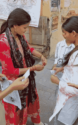 फर्रुखाबाद में महिला अभ्यर्थियों के कानों के कुंडल, चूड़ी-कंगन उतरवाए गए।