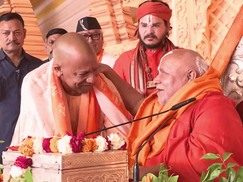 जगद्गुरु रामभद्राचार्य माइक हटाकर करीब 1 मिनट तक सीएम योगी के कान में कुछ कहते रहे।