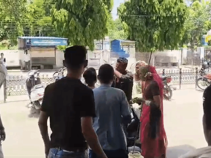 जब मरीज अस्पताल से थाने के लिए जाने लगा तब भी सुपरवाइजर उससे बहस करता रहा.
