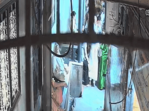 Vrindavan Banke Bihari Temple Chhajja Collapse | 6 Injured