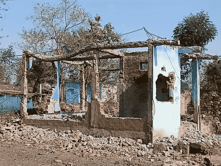 बारिश से पहले लोगों ने गांव छोड़ना शुरू कर दिया है. कई घर अब खंडहर में तब्दील हो रहे हैं.