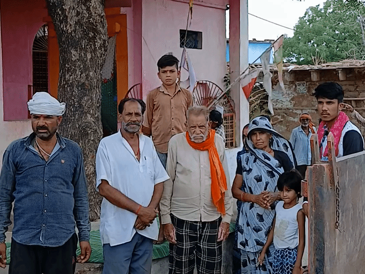 ग्रामीणों का कहना है कि उन्हें वह जगह छोड़ने के लिए कहा जा रहा है जहां उन्होंने अपना बचपन बिताया।