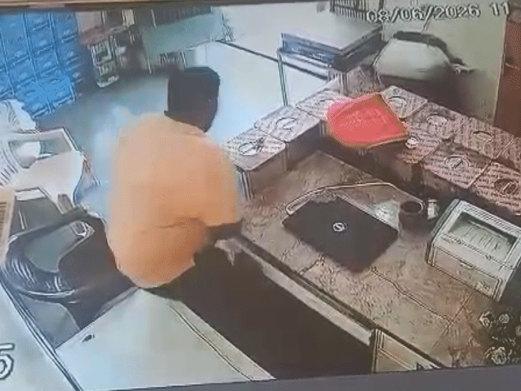 मोबाइल में अचानक ब्लास्ट होने से तेज धुआं उठने लगा। व्यापारी ने खुद को बचाने की कोशिश की।