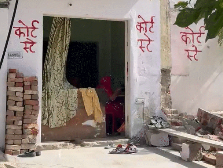 कोर्ट स्टे वाली प्रोपर्टी पर एक्शन नहीं हुआ। इन पर कोर्ट स्टे लिख दिया गया है।