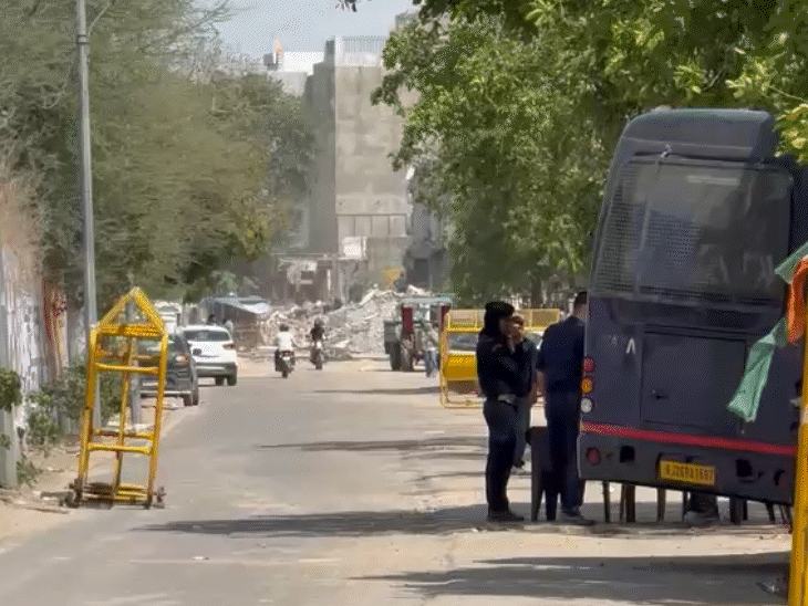 मंगलवार को भी एक्शन के दौरान पुलिस और स्पेशल टास्क फोर्स के जवान तैनात रहे।