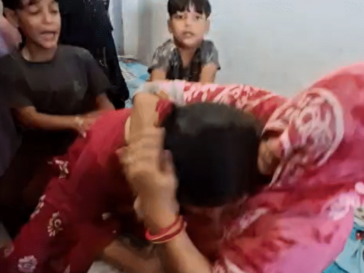 मोहम्मद रब्बिल की मां नाजमीन बानो को संभालती हुई नानी।
