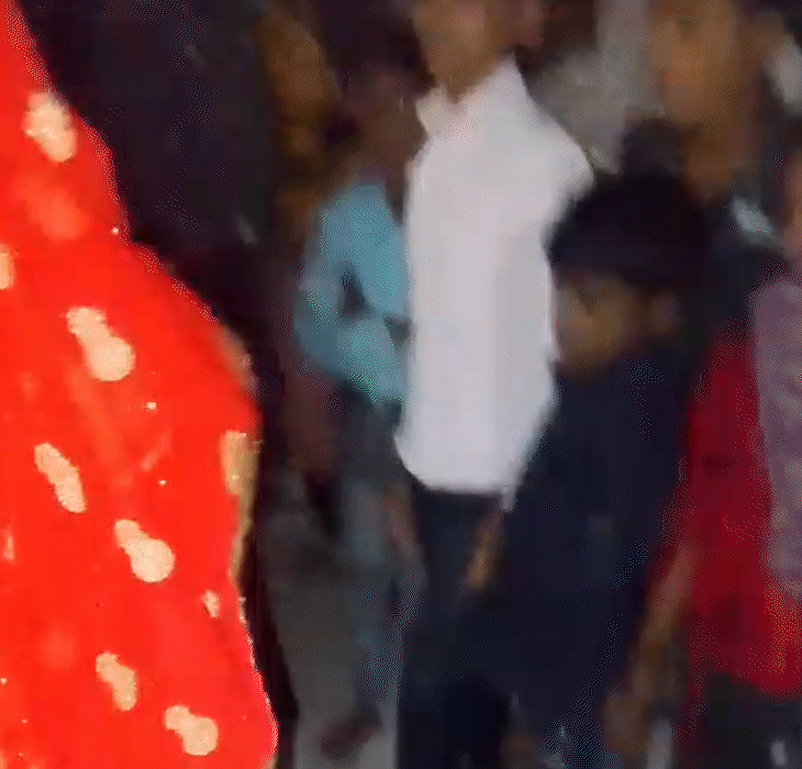 रात को शादी की रस्में चल रही थीं। शहनाइयां गूंज रही थीं.