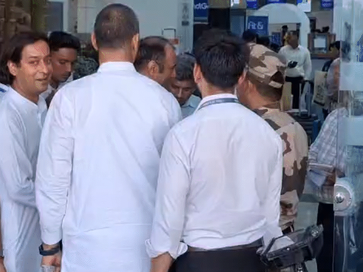 दुपारी साडेचारच्या सुमारास काँग्रेस आमदारांना बोर्डिंगची परवानगी मिळाली.
