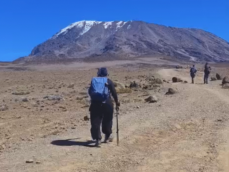 माउंट किलिमंजारो की ऊंचाई 5,895 मीटर है