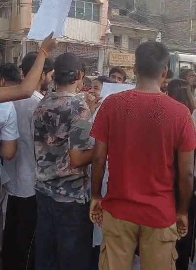 पाटणा कॉलेजबाहेर जमलेले विद्यार्थी.
