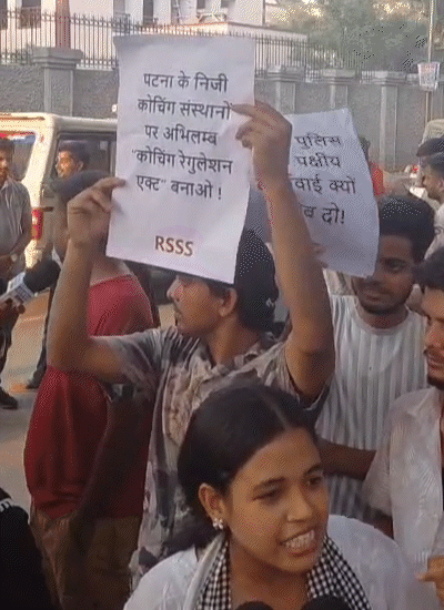 'पोलिसांची कारवाई पुन्हा दोन प्रकारची का?' असे पोस्टर घेऊन उतरलेले विद्यार्थी.