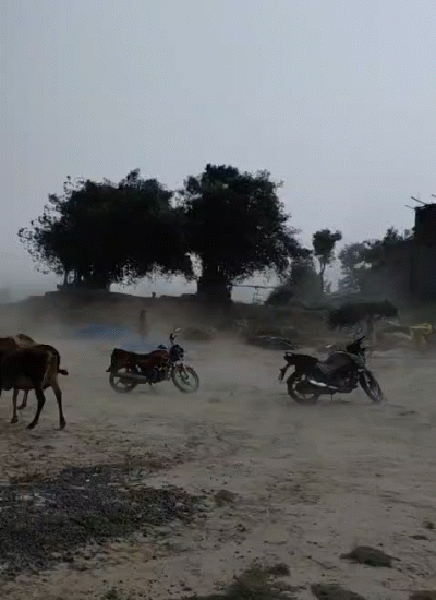 खगड़िया में मंगलवार की शाम तेज आंधी चली। इसके बाद बारिश भी हुई।