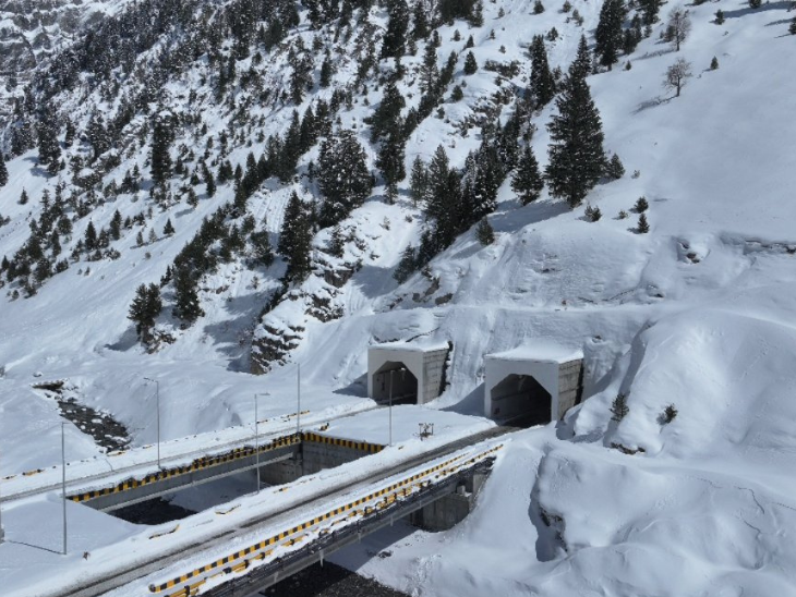 टनल सोनमर्ग से लगभग 24 किलोमीटर और श्रीनगर से 103 किलोमीटर दूर बन रही है।