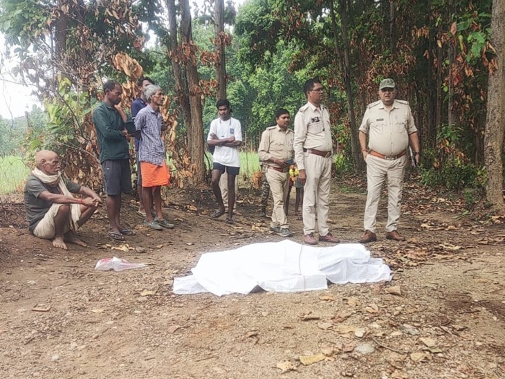 घटनास्थल पर पहुंचे अधिकारियों ने जायजा लिया और शव को अस्पताल भिजवाया।