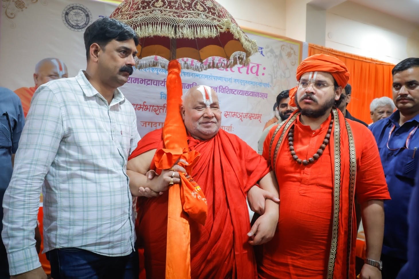 जगद्गुरु रामभद्राचार्य के साथ उनके उत्तराधिकारी रामचंद्र दास (दाहिने)। फाइल फोटो।