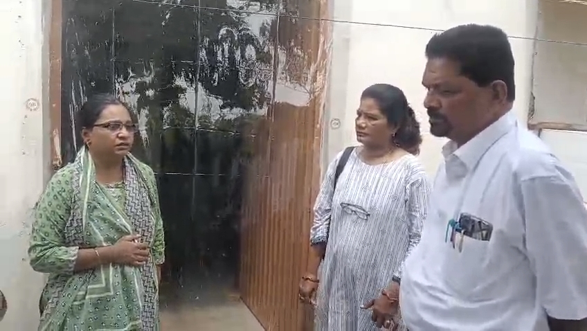 मरीज मिलने के बाद स्वास्थ्य विभाग के अफसर पहुंचे प्रभावित क्षेत्र।
