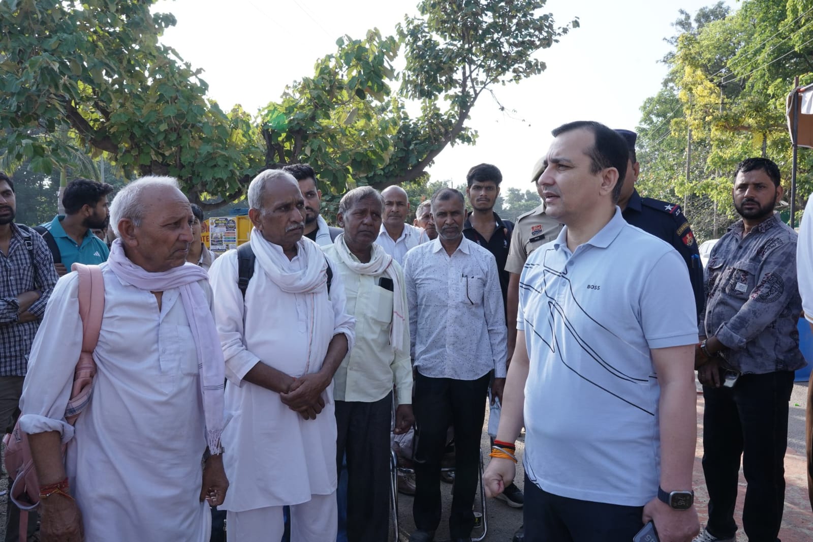 पंचकूला में कैंडिडेट के साथ आए परिजनों से बातचीत करते चेयरमैन हिम्मत सिंह।