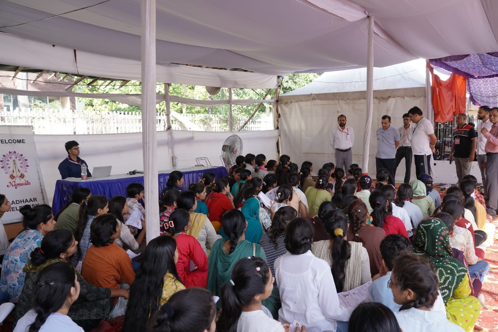 पंचकूला में महिला कैंडिडेट से बातचीत करते चेयरमैन हिम्मत सिंह।