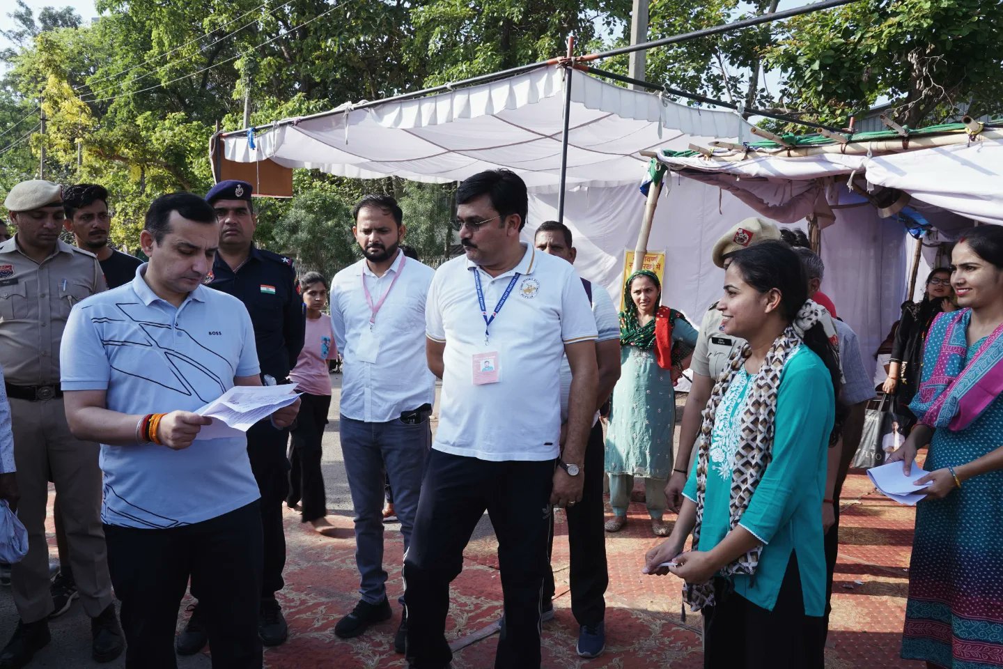 पंचकूला में पीएमटी के दौरान कैंडिडेट से संवाद करते हुए चेयरमैन हिम्मत सिंह।