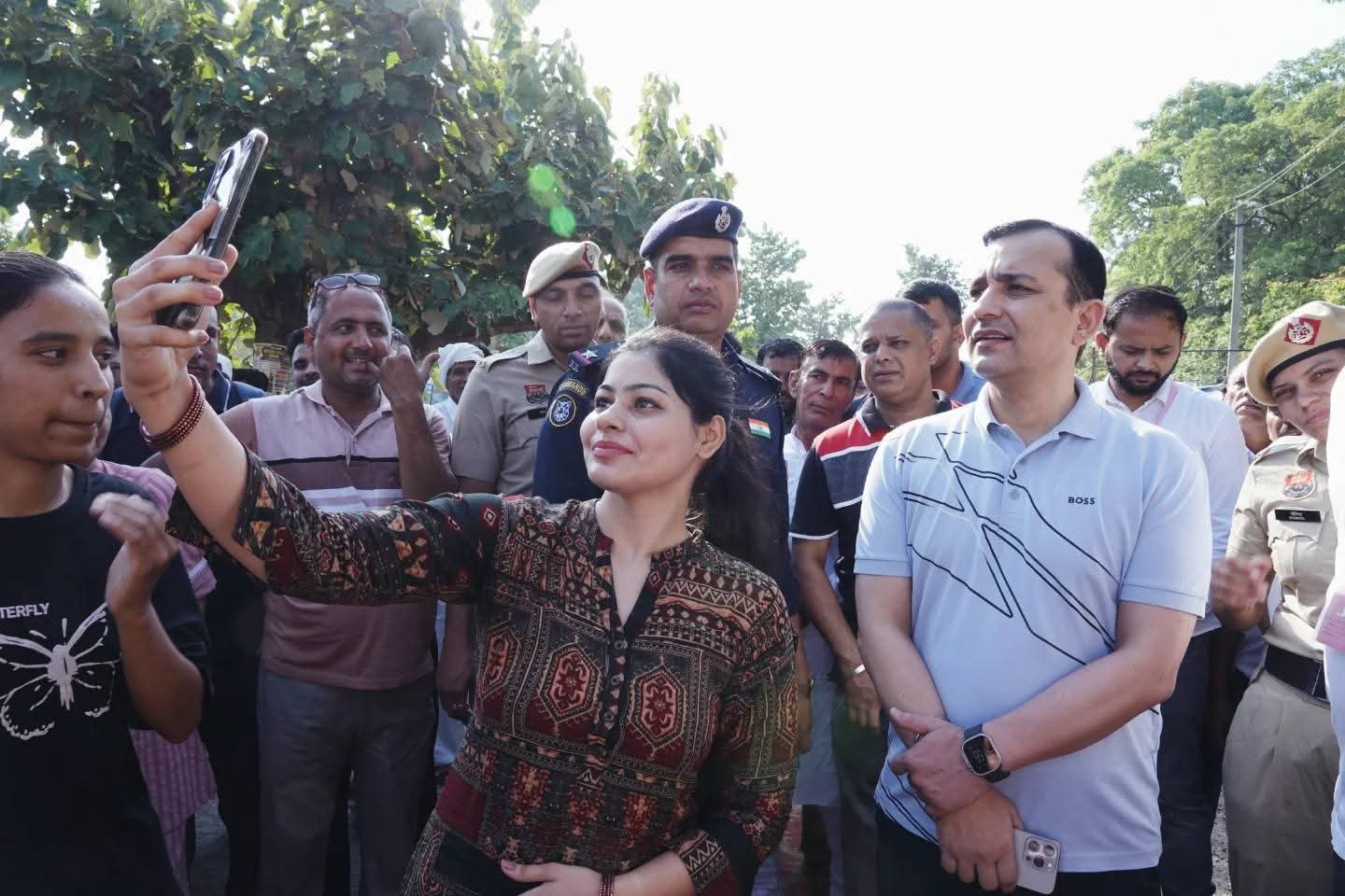 HSSC चेयरमैन हिम्मत सिंह के साथ सेल्फी लेते हुए युवती।